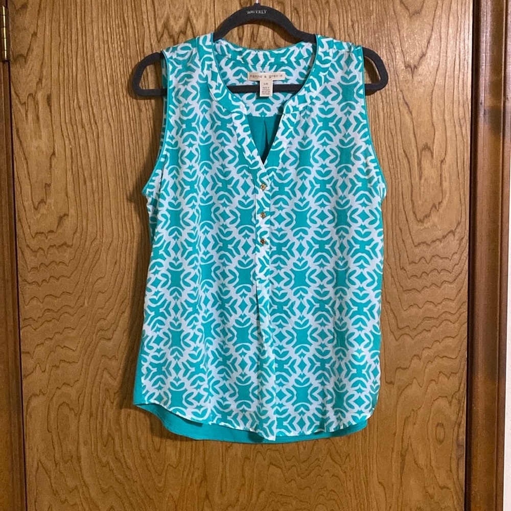 Hanna & Gracie Large green and white top good condition